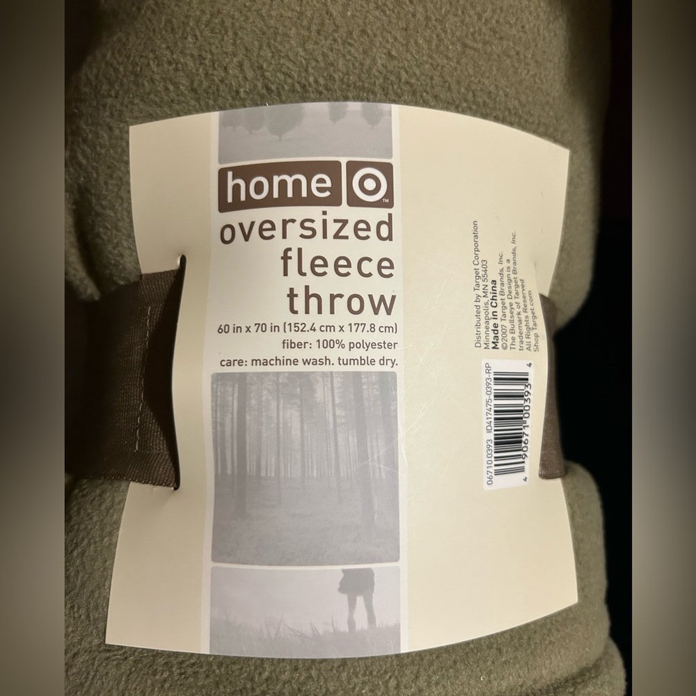 Oversized Fleece Throw - olive green, 60 x 70”, 100 polyester, machine washable.